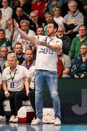 Goeppingen, Germany, 09 03 26 Coach Ben Matschke FRISCH AUF Goeppingen gestures, gestures during the Daikin Handball Bundesliga match between FRISCH AUF Goeppingen vs ThSV Eisenach at EWS Arena on March 09, 2026 in Goeppingen, Germany Photo by Harry Langer DeFodi Images Goeppingen, Germany, 09 03 26 Trainer Ben Matschke FRISCH AUF Goeppingen gestures during the Daikin Handball Bundesliga match between FRISCH AUF Goeppingen vs ThSV Eisenach at EWS Arena on March 9, 2026 in Goeppingen, Germany Photo by Harry Langer DeFodi Images Photo by Harry Langer DeFodi Images