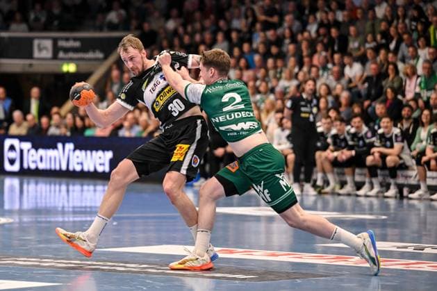 Goeppingen, Germany, 09 03 26 Dominik Solak ThSV Eisenach and Oskar Neudeck FRISCH AUF Goeppingen in a duel during the Daikin Handball Bundesliga match between FRISCH AUF Goeppingen vs ThSV Eisenach at EWS Arena on March 09, 2026 in Goeppingen, Germany Photo by Harry Langer DeFodi Images Goeppingen, Germany, 09 03 26 Dominik Solak ThSV Eisenach and Oskar Neudeck FRISCH AUF Goeppingen battle for the ball during the Daikin Handball Bundesliga match between FRISCH AUF Goeppingen vs ThSV Eisenach at EWS Arena on March 9, 2026 in Goeppingen, Germany Photo by Harry Langer DeFodi Images Photo by Harry Langer DeFodi Images