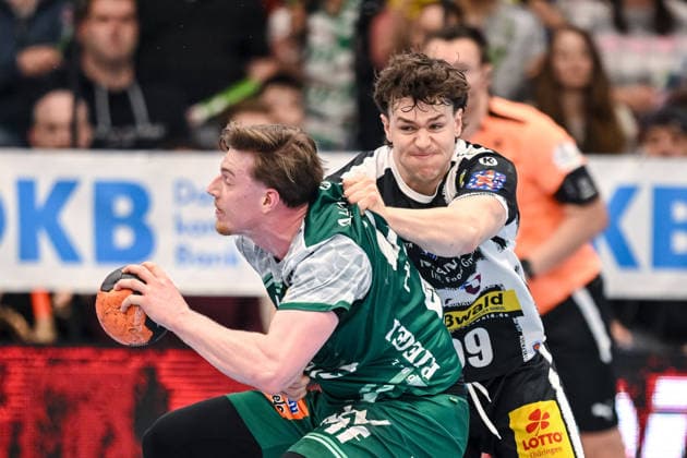Goeppingen, Germany, 09 03 26 Erik Persson FRISCH AUF Goeppingen and Tillman Leu ThSV Eisenach in a duel during the Daikin Handball Bundesliga match between FRISCH AUF Goeppingen vs ThSV Eisenach at EWS Arena on March 09, 2026 in Goeppingen, Germany Photo by Harry Langer DeFodi Images Goeppingen, Germany, 09 03 26 Erik Persson FRISCH AUF Goeppingen and Tillman Leu ThSV Eisenach battle for the ball during the Daikin Handball Bundesliga match between FRISCH AUF Goeppingen vs ThSV Eisenach at EWS Arena on March 9, 2026 in Goeppingen, Germany Photo by Harry Langer DeFodi Images Photo by Harry Langer DeFodi Images