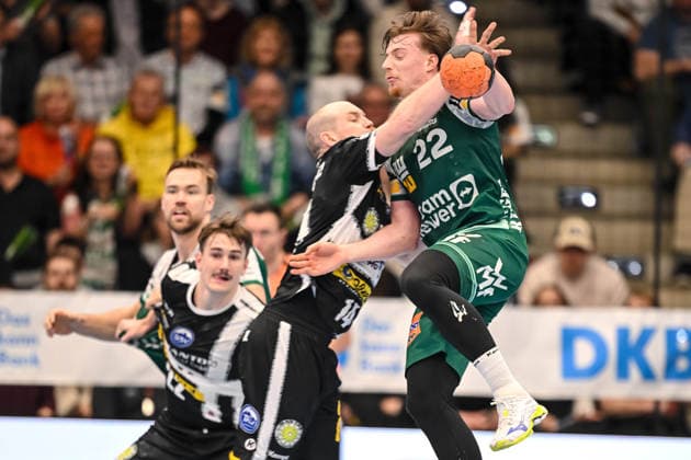 Goeppingen, Germany, 09 03 26 Peter Walz ThSV Eisenach and Erik Persson FRISCH AUF Goeppingen battle for the ball during the Daikin Handball Bundesliga match between FRISCH AUF Goeppingen vs ThSV Eisenach at EWS Arena on March 09, 2026 in Goeppingen, Germany Photo by Harry Langer DeFodi Images Goeppingen, Germany, 09 03 26 Peter Walz ThSV Eisenach and Erik Persson FRISCH AUF Goeppingen battle for the ball during the Daikin Handball Bundesliga match between FRISCH AUF Goeppingen vs ThSV Eisenach at EWS Arena on March 9, 2026 in Goeppingen, Germany Photo by Harry Langer DeFodi Images Photo by Harry Langer DeFodi Images