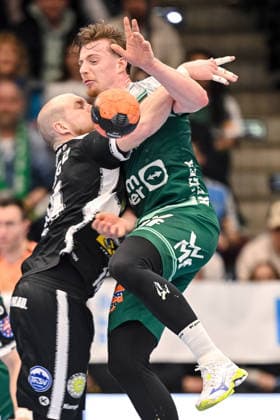 Goeppingen, Germany, 09 03 26 Peter Walz ThSV Eisenach and Erik Persson FRISCH AUF Goeppingen battle for the ball during the Daikin Handball Bundesliga match between FRISCH AUF Goeppingen vs ThSV Eisenach at EWS Arena on March 09, 2026 in Goeppingen, Germany Photo by Harry Langer DeFodi Images Goeppingen, Germany, 09 03 26 Peter Walz ThSV Eisenach and Erik Persson FRISCH AUF Goeppingen battle for the ball during the Daikin Handball Bundesliga match between FRISCH AUF Goeppingen vs ThSV Eisenach at EWS Arena on March 9, 2026 in Goeppingen, Germany Photo by Harry Langer DeFodi Images Photo by Harry Langer DeFodi Images