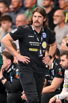 Goeppingen, Germany, 09 03 26 Traienr Sebastian Hinze ThSV Eisenach Looks on during the Daikin Handball Bundesliga match between FRISCH AUF Goeppingen vs ThSV Eisenach at EWS Arena on March 09, 2026 in Goeppingen, Germany Photo by Harry Langer DeFodi Images Goeppingen, Germany, 09 03 26 Traienr Sebastian Hinze ThSV Eisenach Looks on during the Daikin Handball Bundesliga match between FRISCH AUF Goeppingen vs ThSV Eisenach at EWS Arena on March 9, 2026 in Goeppingen, Germany Photo by Harry Langer DeFodi Images Photo by Harry Langer DeFodi Images