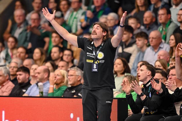 Goeppingen, Germany, 09 03 26 Traienr Sebastian Hinze ThSV Eisenach gestures, gestures during the Daikin Handball Bundesliga match between FRISCH AUF Goeppingen vs ThSV Eisenach at EWS Arena on March 09, 2026 in Goeppingen, Germany Photo by Harry Langer DeFodi Images Goeppingen, Germany, 09 03 26 Traienr Sebastian Hinze ThSV Eisenach gestures during the Daikin Handball Bundesliga match between FRISCH AUF Goeppingen vs ThSV Eisenach at EWS Arena on March 9, 2026 in Goeppingen, Germany Photo by Harry Langer DeFodi Images Photo by Harry Langer DeFodi Images