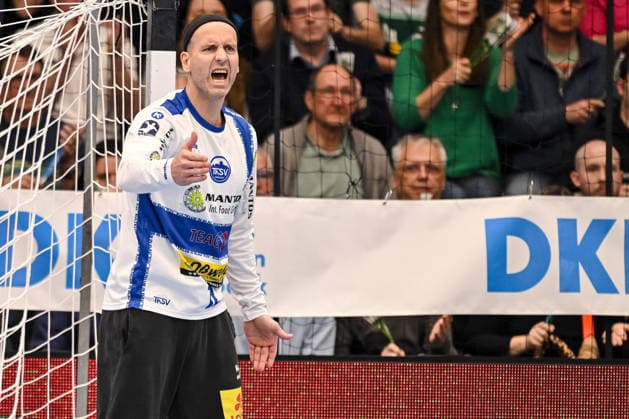 Goeppingen, Germany, 09 03 26 Goalkeeper Silvio Heinevetter ThSV Eisenach gestures during the Daikin Handball Bundesliga match between FRISCH AUF Goeppingen vs ThSV Eisenach at EWS Arena on 09 March 2026 in Goeppingen, Germany Photo by Harry Langer DeFodi Images Goeppingen, Germany, 09 03 26 Goalkeeper Silvio Heinevetter ThSV Eisenach gestures during the Daikin Handball Bundesliga match between FRISCH AUF Goeppingen vs ThSV Eisenach at EWS Arena on March 9, 2026 in Goeppingen, Germany Photo by Harry Langer DeFodi Images Photo by Harry Langer DeFodi Images