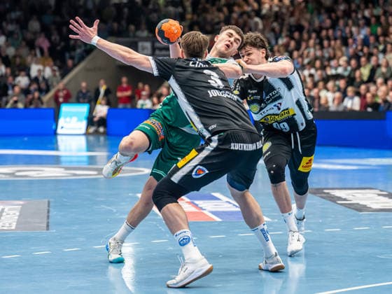 Elias Newel Frisch Auf Goeppingen, 40 in duel with Tillman Leu ThSV Eisenach, 99 and Oskar Joelsson ThSV Eisenach, 03 , Frisch Auf Goeppingen vs ThSV Eisenach, Handball, 1 Bundesliga, Men, Season 2025 2026, 09 03 2026, Frisch Auf Goeppingen vs ThSV Eisenach, Handball, 1 Bundesliga, Men, Season 2025 2026, 09 03 2026 Goeppingen Copyright: xEibner-Pressefoto MichaelxSchmidx EP_MST