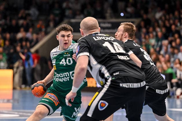 Goeppingen, Germany, 09 03 26 Elias Newel FRISCH AUF Goeppingen , Peter Walz ThSV Eisenach and Dominik Solak ThSV Eisenach in a duel during the Daikin Handball Bundesliga match between FRISCH AUF Goeppingen vs ThSV Eisenach at EWS Arena on March 09, 2026 in Goeppingen, Germany Photo by Harry Langer DeFodi Images Goeppingen, Germany, 09 03 26 Elias Newel FRISCH AUF Goeppingen , Peter Walz ThSV Eisenach and Dominik Solak ThSV Eisenach battle for the ball during the Daikin Handball Bundesliga match between FRISCH AUF Goeppingen vs ThSV Eisenach at EWS Arena on March 9, 2026 in Goeppingen, Germany Photo by Harry Langer DeFodi Images Photo by Harry Langer DeFodi Images