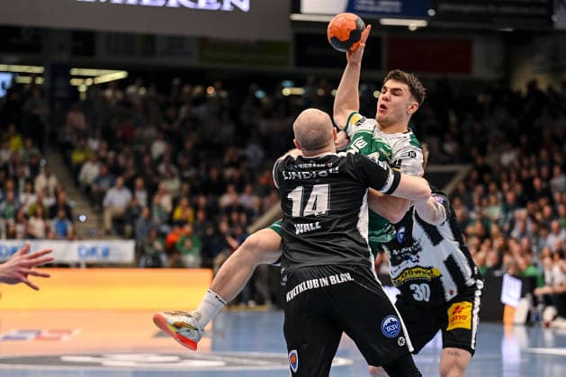 Goeppingen, Germany, 09 03 26 Peter Walz ThSV Eisenach , Elias Newel FRISCH AUF Goeppingen and Dominik Solak ThSV Eisenach in a duel during the Daikin Handball Bundesliga match between FRISCH AUF Goeppingen vs ThSV Eisenach at EWS Arena on March 09, 2026 in Goeppingen, Germany Photo by Harry Langer DeFodi Images Goeppingen, Germany, 09 03 26 Peter Walz ThSV Eisenach , Elias Newel FRISCH AUF Goeppingen and Dominik Solak ThSV Eisenach battle for the ball during the Daikin Handball Bundesliga match between FRISCH AUF Goeppingen vs ThSV Eisenach at EWS Arena on March 9, 2026 in Goeppingen, Germany Photo by Harry Langer DeFodi Images Photo by Harry Langer DeFodi Images