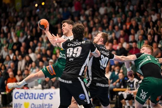 Goeppingen, Germany, 09 03 26 Elias Newel FRISCH AUF Goeppingen , Tillman Leu ThSV Eisenach and Dominik Solak ThSV Eisenach in a duel during the Daikin Handball Bundesliga match between FRISCH AUF Goeppingen vs ThSV Eisenach at EWS Arena on March 09, 2026 in Goeppingen, Germany Photo by Harry Langer DeFodi Images Goeppingen, Germany, 09 03 26 Elias Newel FRISCH AUF Goeppingen , Tillman Leu ThSV Eisenach and Dominik Solak ThSV Eisenach battle for the ball during the Daikin Handball Bundesliga match between FRISCH AUF Goeppingen vs ThSV Eisenach at EWS Arena on March 9, 2026 in Goeppingen, Germany Photo by Harry Langer DeFodi Images Photo by Harry Langer DeFodi Images