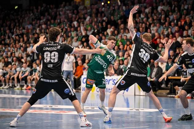 Goeppingen, Germany, 09 03 26 Tillman Leu ThSV Eisenach Elias Newel FRISCH AUF Goeppingen and Dominik Solak ThSV Eisenach in a duel during the Daikin Handball Bundesliga match between FRISCH AUF Goeppingen vs ThSV Eisenach at EWS Arena on March 09, 2026 in Goeppingen, Germany Photo by Harry Langer DeFodi Images Goeppingen, Germany, 09 03 26 Tillman Leu ThSV Eisenach Elias Newel FRISCH AUF Goeppingen and Dominik Solak ThSV Eisenach battle for the ball during the Daikin Handball Bundesliga match between FRISCH AUF Goeppingen vs ThSV Eisenach at EWS Arena on March 9, 2026 in Goeppingen, Germany Photo by Harry Langer DeFodi Images Photo by Harry Langer DeFodi Images