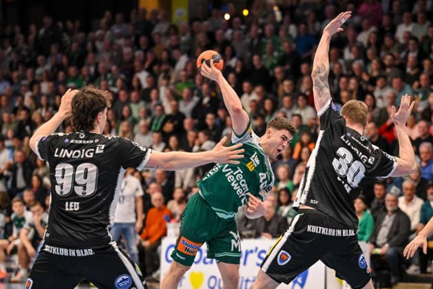 Goeppingen, Germany, 09 03 26 Tillman Leu ThSV Eisenach Elias Newel FRISCH AUF Goeppingen and Dominik Solak ThSV Eisenach in a duel during the Daikin Handball Bundesliga match between FRISCH AUF Goeppingen vs ThSV Eisenach at EWS Arena on March 09, 2026 in Goeppingen, Germany Photo by Harry Langer DeFodi Images Goeppingen, Germany, 09 03 26 Tillman Leu ThSV Eisenach Elias Newel FRISCH AUF Goeppingen and Dominik Solak ThSV Eisenach battle for the ball during the Daikin Handball Bundesliga match between FRISCH AUF Goeppingen vs ThSV Eisenach at EWS Arena on March 9, 2026 in Goeppingen, Germany Photo by Harry Langer DeFodi Images Photo by Harry Langer DeFodi Images