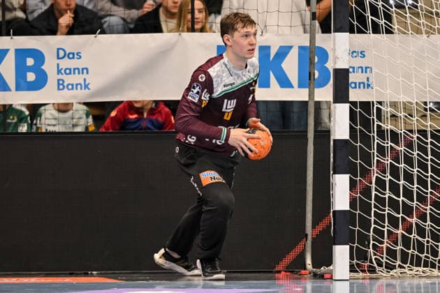 Goeppingen, Germany, 09 03 26 Goalkeeper Julian Buchele FRISCH AUF Goeppingen in action, on the ball, single action during the Daikin Handball Bundesliga match between FRISCH AUF Goeppingen vs ThSV Eisenach at EWS Arena on March 09, 2026 in Goeppingen, Germany Photo by Harry Langer DeFodi Images Goeppingen, Germany, 09 03 26 Goalkeeper Julian Buchele FRISCH AUF Goeppingen controls the ball during the Daikin Handball Bundesliga match between FRISCH AUF Goeppingen vs ThSV Eisenach at EWS Arena on March 9, 2026 in Goeppingen, Germany Photo by Harry Langer DeFodi Images Photo by Harry Langer DeFodi Images
