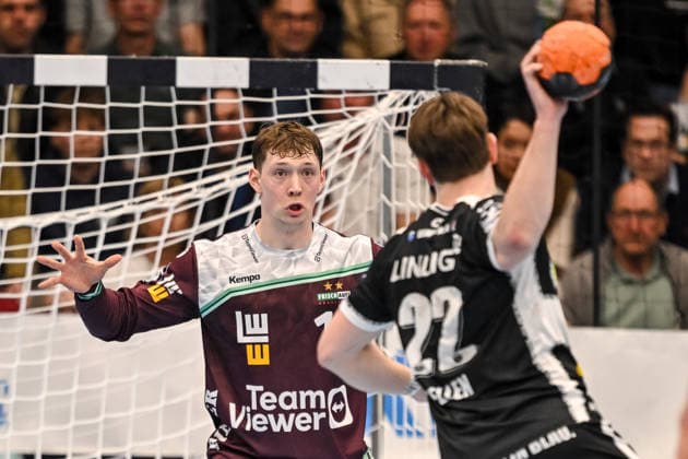 Goeppingen, Germany, 09 03 26 Goalkeeper Julian Buchele FRISCH AUF Goeppingen and Felix Aellen ThSV Eisenach in a duel during the Daikin Handball Bundesliga match between FRISCH AUF Goeppingen vs ThSV Eisenach at EWS Arena on March 09, 2026 in Goeppingen, Germany Photo by Harry Langer DeFodi Images Goeppingen, Germany, 09 03 26 Goalkeeper Julian Buchele FRISCH AUF Goeppingen and Felix Aellen ThSV Eisenach battle for the ball during the Daikin Handball Bundesliga match between FRISCH AUF Goeppingen vs ThSV Eisenach at EWS Arena on March 9, 2026 in Goeppingen, Germany Photo by Harry Langer DeFodi Images Photo by Harry Langer DeFodi Images