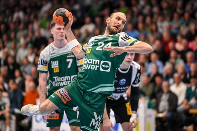 Goeppingen, Germany, 09 03 26 Marcel Schiller FRISCH AUF Goeppingen iin action, on the ball, single action during the Daikin Handball Bundesliga match between FRISCH AUF Goeppingen vs ThSV Eisenach at EWS Arena on March 09, 2026 in Goeppingen, Germany Photo by Harry Langer DeFodi Images Goeppingen, Germany, 09 03 26 Marcel Schiller FRISCH AUF Goeppingen controls the Ball during the Daikin Handball Bundesliga match between FRISCH AUF Goeppingen vs ThSV Eisenach at EWS Arena on March 9, 2026 in Goeppingen, Germany Photo by Harry Langer DeFodi Images Photo by Harry Langer DeFodi Images