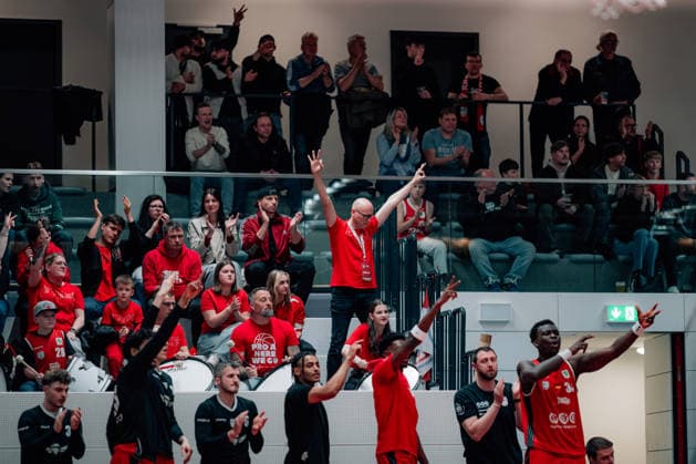 BB 2BL SBB Baskets BBC Bayreuth cheering on bench and fan block during the 2025 2026 season in the 2 Barmer Basketball Bundesliga Pro A on matchday 26 between SBB Baskets and BBC Bayreuth at Wolfgang Lakenmacher Halle on March 9, 2026 in Magdeburg, Saxony-Anhalt, Germany