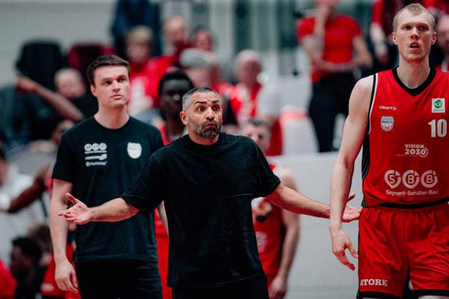 BB 2BL SBB Baskets BBC Bayreuth Coach Achmadschah Zazai SBB Baskets during the 2025 2026 season in the 2 Barmer Basketball Bundesliga Pro A on matchday 26 between SBB Baskets and BBC Bayreuth at the Wolfgang Lakenmacher Halle on March 9, 2026 in Magdeburg, Sachsen Anhalt, Germany
