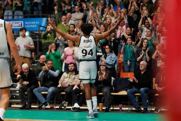 George King Gladiators Trier cheers in front of the fans, Vet Concept Gladiators Trier vs MLP Academics Heidelberg, Basketball, easyCredit BBL, Matchday 23, Season 2025 2026, 09 03 2026 Vet Concept Gladiators Trier vs MLP Academics Heidelberg, Basketball, easyCredit BBL, Matchday 23, Season 2025 2026, 09 03 2026 Copyright: xEibner-Pressefoto AlexanderxNeisx EP_ANS
