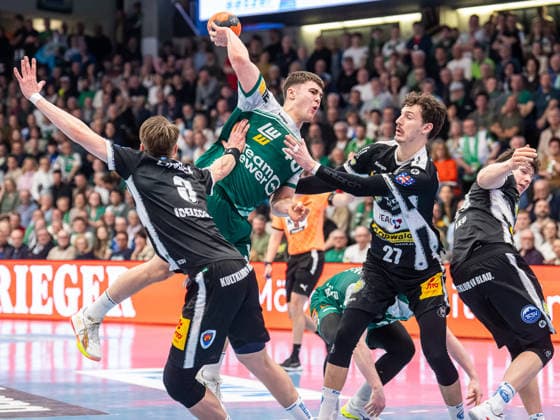 Elias Newel Frisch Auf Goeppingen, 40 in duel with Philipp Meyer ThSV Eisenach, 27 and Oskar Joelsson ThSV Eisenach, 03 , Frisch Auf Goeppingen vs ThSV Eisenach, Handball, 1 Bundesliga, Men, Season 2025 2026, 09 03 2026, Frisch Auf Goeppingen vs ThSV Eisenach, Handball, 1 Bundesliga, Men, Season 2025 2026, 09 03 2026 Goeppingen Copyright: xEibner-Pressefoto MichaelxSchmidx EP_MST