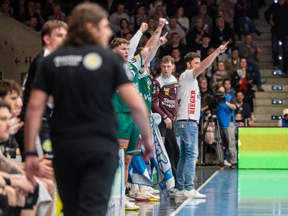 Cheers from Ben Matschke, Head Coach Frisch Auf Goeppingen and the Goeppingen bench, Frisch Auf Goeppingen vs ThSV Eisenach, Handball, 1 Bundesliga, Men, 2025 2026 season, 09 03 2026, Frisch Auf Goeppingen vs ThSV Eisenach, Handball, 1 Bundesliga, Men, 2025 2026 season, 09 03 2026 Goeppingen Copyright: xEibner-Pressefoto MichaelxSchmidx EP_MST