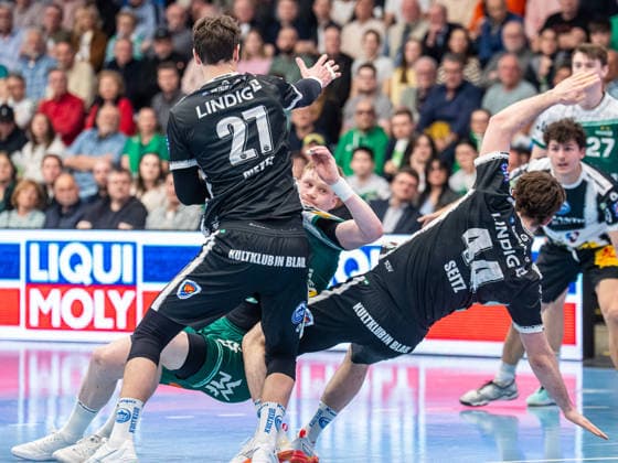 Ymir Oern Gislason Frisch Auf Goeppingen, 33 in duel with Stephan Seitz ThSV Eisenach, 44 and Philipp Meyer ThSV Eisenach, 27 , Frisch Auf Goeppingen vs ThSV Eisenach, Handball, 1 Bundesliga, Men, Season 2025 2026, 09 03 2026, Frisch Auf Goeppingen vs ThSV Eisenach, Handball, 1 Bundesliga, Men, Season 2025 2026, 09 03 2026 Goeppingen Copyright: xEibner-Pressefoto MichaelxSchmidx EP_MST