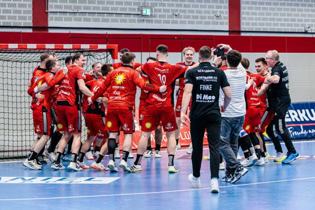 The team of TuS N Luebbecke cheers after 34 31 victory GER, TuS N Luebbecke vs HC Elbflorenz 2006, Handball, 2 Bundesliga, Matchday 23, Season 2025 2026, 09 03 2026 GER, TuS N Luebbecke vs HC Elbflorenz 2006, Handball, 2 Bundesliga, Matchday 23, Season 2025 2026, 09 03 2026 Luebbecke Copyright: xEibner-Pressefoto JanxRollingerx EP_JSK
