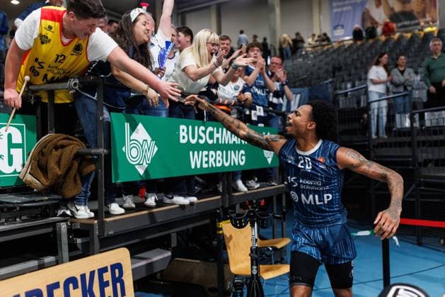 Michael Weathers MLP Academics Heidelberg celebrates the victory with the fans, Vet Concept Gladiators Trier vs MLP Academics Heidelberg, Basketball, easyCredit BBL, Matchday 23, Season 2025 2026, 09 03 2026 Vet Concept Gladiators Trier vs MLP Academics Heidelberg, Basketball, easyCredit BBL, Matchday 23, Season 2025 2026, 09 03 2026 Copyright: xEibner-Pressefoto AlexanderxNeisx EP_ANS