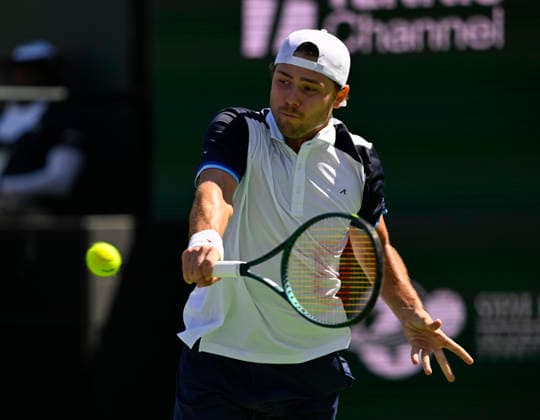 March 09, 2026 Aleksandar Kovacevic returns a shot against Novak Djokovic (SRB) during their second round match at the BNP Paribas Open held at the Indian Wells Tennis Garden in Indian Wells, California. California. Mandatory Photo Credit : CSM Indian Wells United States of America - ZUMAc04_ 20260309_zma_c04_140 Copyright: xCharlesxBausx