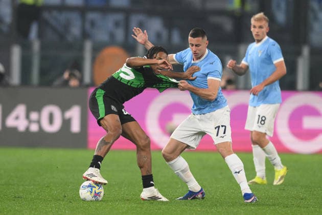 CALCIO - Serie A - SS Lazio vs US Sassuolo Armand Lauriente of US Sassuolo under pressure from Adam Marusic of SS Lazio during the match of 28th day of the Serie A Championship between S.S.Lazio and U.S.Sassuolo at the Olimpico Stadium on Mar 9, 2026 in Rome, Italy. during SS Lazio vs US Sassuolo, Italian soccer Serie A match in Rome, Italy, March 09 2026 Rome Italy  Copyright: xIPAxSport ABACAx