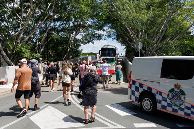 SOCCER ASIAN CUP IRAN TEAM, Protesters are seen demonstrating outside of Royal Pines resort as a bus carrying Iranian players and staff departs. Iranian soccer players who received humanitarian visas after staging an on-pitch protest against their country s regime, are seen at Royal Pines resort on the Gold Coast, Queensland, Tuesday, March 10, 2026. ( NO ARCHIVING Gold Coast Queensland Australia  Copyright: xRussellxFreemanx 20260310166031613207