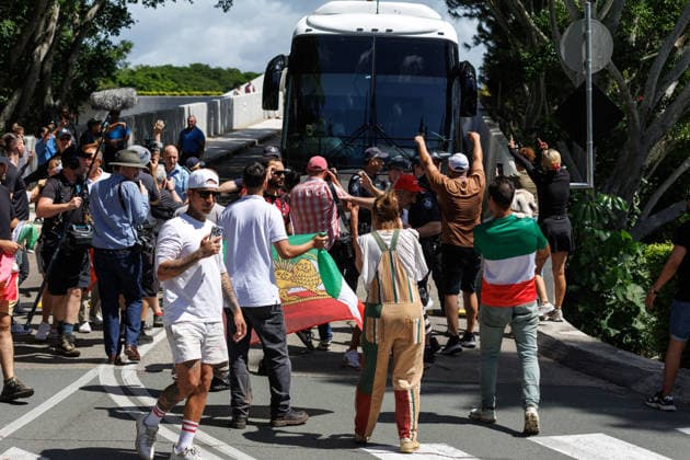 SOCCER ASIAN CUP IRAN TEAM, Protesters are seen demonstrating outside of Royal Pines resort as a bus carrying Iranian players and staff departs. Iranian soccer players who received humanitarian visas after staging an on-pitch protest against their country s regime, are seen at Royal Pines resort on the Gold Coast, Queensland, Tuesday, March 10, 2026. ( NO ARCHIVING Gold Coast Queensland Australia  Copyright: xRussellxFreemanx 20260310121028445660