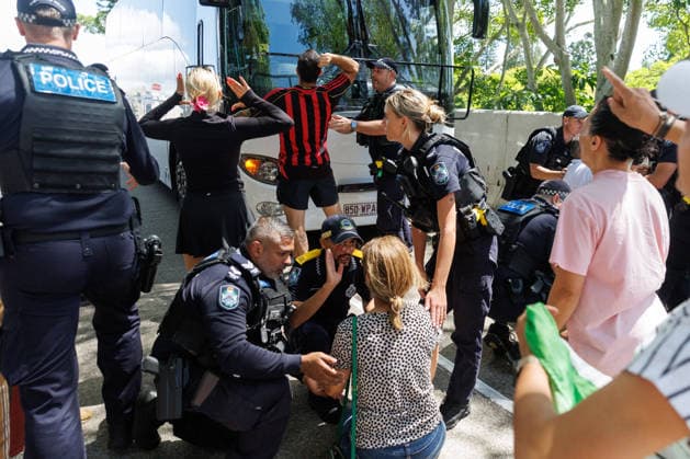 SOCCER ASIAN CUP IRAN TEAM, Protesters are seen demonstrating outside of Royal Pines resort as a bus carrying Iranian players and staff departs. Iranian soccer players who received humanitarian visas after staging an on-pitch protest against their country s regime, are seen at Royal Pines resort on the Gold Coast, Queensland, Tuesday, March 10, 2026. ( NO ARCHIVING Gold Coast Queensland Australia  Copyright: xRussellxFreemanx 20260310121585391407