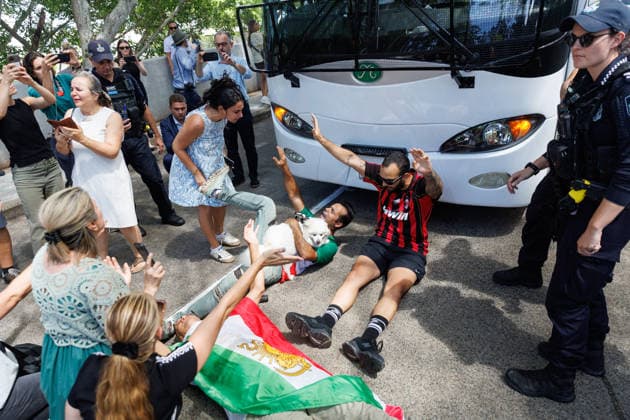 SOCCER ASIAN CUP IRAN TEAM, Protesters are seen demonstrating outside of Royal Pines resort as a bus carrying Iranian players and staff departs. Iranian soccer players who received humanitarian visas after staging an on-pitch protest against their country s regime, are seen at Royal Pines resort on the Gold Coast, Queensland, Tuesday, March 10, 2026. ( NO ARCHIVING Gold Coast Queensland Australia  Copyright: xRussellxFreemanx 20260310182234451719