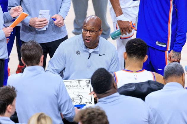 March 9, 2026, Inglewood, California, USA: Head coach, Mike Brown of the New York Knicks gives instructions during a time out in a 2026 NBA, Basketball Herren, USA regular season game against the LA Clippers on Monday March 9, 2026 at Intuit Dome Arena in Inglewood, California. JAVIER ROJAS PI Inglewood USA - ZUMAp124 20260309_zaa_p124_015 Copyright: xJavierxRojasx