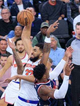 March 9, 2026, Inglewood, California, USA: Karl-Anthony Towns 32 of the New York Knicks drives to the basket during their 2026 NBA, Basketball Herren, USA regular season game against the LA Clippers on Monday March 9, 2026 at Intuit Dome Arena in Inglewood, California. JAVIER ROJAS PI Clippers Vs. Knicks  - ZUMAp124 20260309_zaa_p124_020 Copyright: xJavierxRojasx