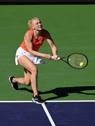 INDIAN WELLS, CA - MARCH 09: Katerina Siniakova (CZE) returns the ball during a WTA, Tennis Damen tennis match during the BNP Paribas Open played on March 9, 2026 at the Indian Wells Tennis Garden in Indian Wells, CA. (Photo by John Cordes Icon Sportswire) TENNIS: MAR 09 BNP Paribas Open EDITORIAL USE ONLY Icon506260309071