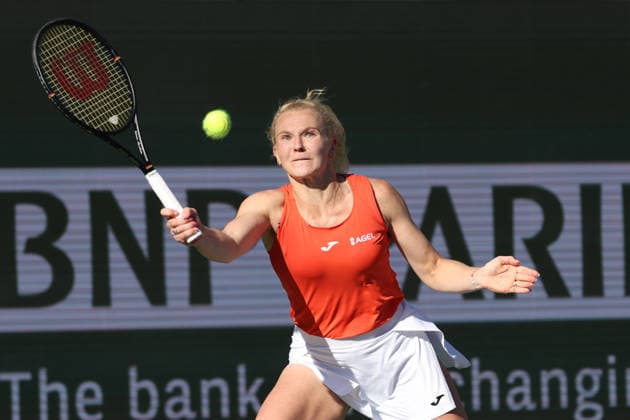 INDIAN WELLS, CA - MARCH 09: Katerina Siniakova (CZE) hits a forehand during the BNP Paribas Open on March 9, 2026 at Indian Wells Tennis Garden in Indian Wells, CA. (Photo by George Walker Icon Sportswire) TENNIS: MAR 09 BNP Paribas Open EDITORIAL USE ONLY Icon260309130