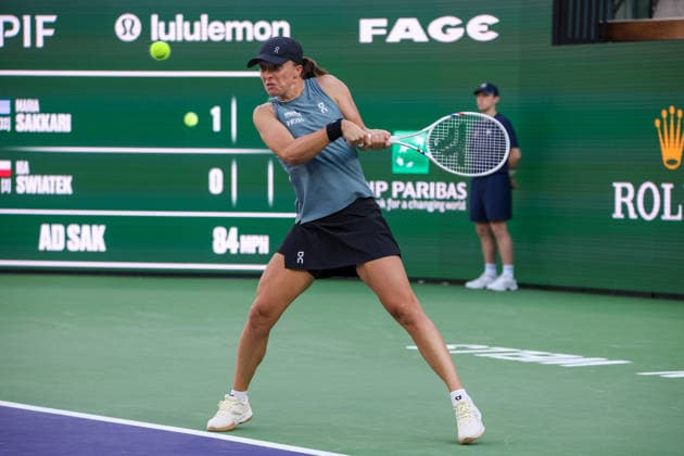 INDIAN WELLS, CA - MARCH 09: Iga Swiatek (POL) hits a backhand during the BNP Paribas Open on March 9, 2026 at Indian Wells Tennis Garden in Indian Wells, CA. (Photo by George Walker Icon Sportswire) TENNIS: MAR 09 BNP Paribas Open EDITORIAL USE ONLY Icon260309145