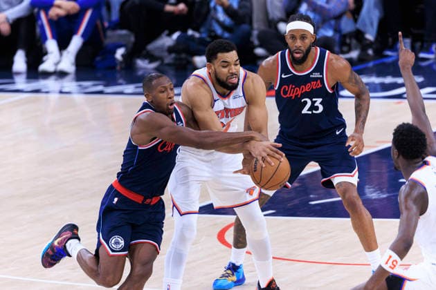 March 9, 2026, Inglewood, California, USA: Kris Dunn 8 of the Los Angeles Clippers steals the ball from Karl-Anthony Towns 32 of the New York Knicks during their regular season NBA, Basketball Herren, USA game on Monday March 9, 2026 at Intuit Dome in Inglewood, California. ARIANA RUIZ PI Inglewood USA - ZUMAp124 20260309_zaa_p124_059 Copyright: xArianaxRuizx