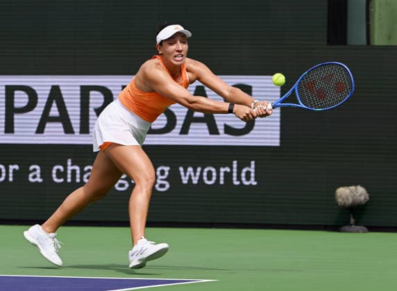 INDIAN WELLS, CA - MARCH 09: Jessica Pegula (USA) stretches to hit the ball during a WTA, Tennis Damen tennis match during the BNP Paribas Open played on March 9, 2026 at the Indian Wells Tennis Garden in Indian Wells, CA. (Photo by John Cordes Icon Sportswire) TENNIS: MAR 09 BNP Paribas Open EDITORIAL USE ONLY Icon506260309015