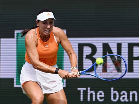 INDIAN WELLS, CA - MARCH 09: Jessica Pegula (USA) returns the ball during a WTA, Tennis Damen tennis match during the BNP Paribas Open played on March 9, 2026 at the Indian Wells Tennis Garden in Indian Wells, CA. (Photo by John Cordes Icon Sportswire) TENNIS: MAR 09 BNP Paribas Open EDITORIAL USE ONLY Icon506260309020