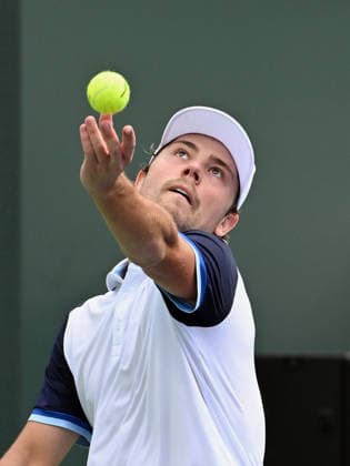 INDIAN WELLS, CA - MARCH 09: Aleksander Kovacevic (USA) serving during an ATP, Tennis Herren tennis match during the BNP Paribas Open played on March 9, 2026 at the Indian Wells Tennis Garden in Indian Wells, CA. (Photo by John Cordes Icon Sportswire) TENNIS: MAR 09 BNP Paribas Open EDITORIAL USE ONLY Icon506260309027