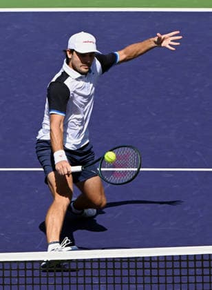 INDIAN WELLS, CA - MARCH 09: Aleksander Kovacevic (USA) returns the ball near the net during an ATP, Tennis Herren tennis match during the BNP Paribas Open played on March 9, 2026 at the Indian Wells Tennis Garden in Indian Wells, CA. (Photo by John Cordes Icon Sportswire) TENNIS: MAR 09 BNP Paribas Open EDITORIAL USE ONLY Icon506260309039