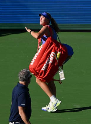 INDIAN WELLS, CA - MARCH 09: Mirra Andreeva (RUS) has some words for the fans as she leaves stadium one after losing a WTA, Tennis Damen tennis match during the BNP Paribas Open played on March 9, 2026 at the Indian Wells Tennis Garden in Indian Wells, CA. (Photo by John Cordes Icon Sportswire) TENNIS: MAR 09 BNP Paribas Open EDITORIAL USE ONLY Icon506260309048