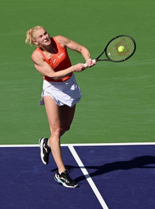 INDIAN WELLS, CA - MARCH 09: Katerina Siniakova (CZE) returns the ball during a WTA, Tennis Damen tennis match during the BNP Paribas Open played on March 9, 2026 at the Indian Wells Tennis Garden in Indian Wells, CA. (Photo by John Cordes Icon Sportswire) TENNIS: MAR 09 BNP Paribas Open EDITORIAL USE ONLY Icon506260309066