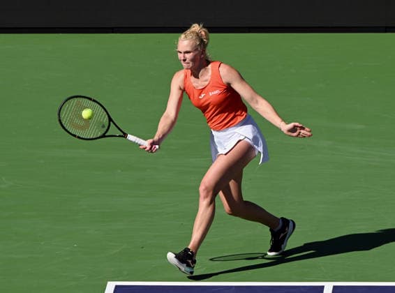 INDIAN WELLS, CA - MARCH 09: Katerina Siniakova (CZE) on the run to return the ball during a WTA, Tennis Damen tennis match during the BNP Paribas Open played on March 9, 2026 at the Indian Wells Tennis Garden in Indian Wells, CA. (Photo by John Cordes Icon Sportswire) TENNIS: MAR 09 BNP Paribas Open EDITORIAL USE ONLY Icon506260309069