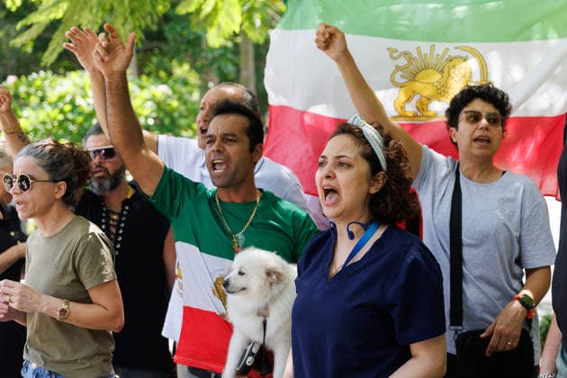 SOCCER ASIAN CUP IRAN TEAM, Protesters are seen demonstrating outside of Royal Pines resort. Iranian soccer players who received humanitarian visas after staging an on-pitch protest against their country s regime, are seen at Royal Pines resort on the Gold Coast, Queensland, Tuesday, March 10, 2026. ( NO ARCHIVING Gold Coast Queensland Australia  Copyright: xRussellxFreemanx 20260310179885569230