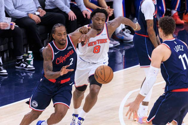 March 9, 2026, Inglewood, California, USA: OG Anunoby 8 of the New York Knicks attempts to steal the ball from Kawhi Leonard 2 of the Los Angeles Clippers during their regular season NBA, Basketball Herren, USA game on Monday March 9, 2026 at Intuit Dome in Inglewood, California. Clippers defeat Knicks, 126-118. ARIANA RUIZ PI Inglewood USA - ZUMAp124 20260309_zaa_p124_076 Copyright: xArianaxRuizx