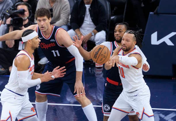 March 9, 2026, Inglewood, California, USA: Jalen Brunson 11 of the New York Knicks passes the ball to Josh Hart 3 during their regular season NBA, Basketball Herren, USA game against the Los Angeles Clippers on Monday March 9, 2026 at Intuit Dome in Inglewood, California. Clippers defeat Knicks, 126-118. ARIANA RUIZ PI Inglewood USA - ZUMAp124 20260309_zaa_p124_077 Copyright: xArianaxRuizx