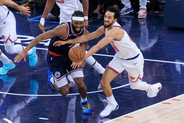 March 9, 2026, Inglewood, California, USA: Landry Shamet 44 of the New York Knicks attempts to grab the rebound before Isaiah Jackson 23 of the Los Angeles Clippers during their regular season NBA, Basketball Herren, USA game on Monday March 9, 2026 at Intuit Dome in Inglewood, California. Clippers defeat Knicks, 126-118. ARIANA RUIZ PI Inglewood USA - ZUMAp124 20260309_zaa_p124_072 Copyright: xArianaxRuizx