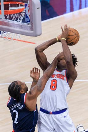 March 9, 2026, Inglewood, California, USA: Kawhi Leonard 2 of the Los Angeles Clippers commits a shooting foul against OG Anunoby 8 of the New York Knicks during their regular season NBA, Basketball Herren, USA game on Monday March 9, 2026 at Intuit Dome in Inglewood, California. Clippers defeat Knicks, 126-118. ARIANA RUIZ PI Inglewood USA - ZUMAp124 20260309_zaa_p124_079 Copyright: xArianaxRuizx