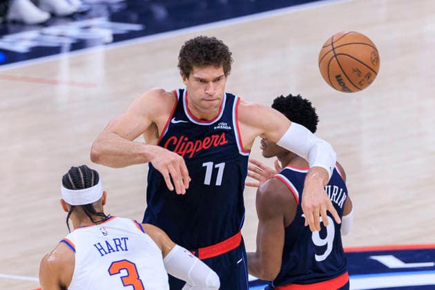 March 9, 2026, Inglewood, California, USA: Brook Lopez 11 of the Los Angeles Clippers passes the ball during their regular season NBA, Basketball Herren, USA game against the New York Knicks on Monday March 9, 2026 at Intuit Dome in Inglewood, California. Clippers defeat Knicks, 126-118. ARIANA RUIZ PI Inglewood USA - ZUMAp124 20260309_zaa_p124_080 Copyright: xArianaxRuizx
